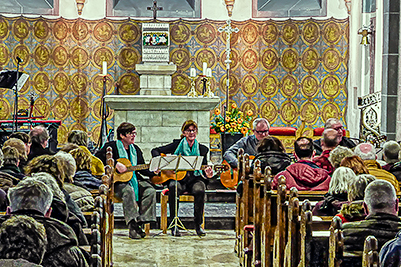 Vier Gitarren und 150 Stimmen